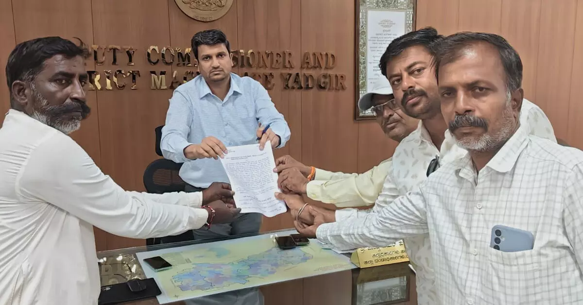 Yadagiri | ಎಂ.ಹೊಸಳ್ಳಿ ಗ್ರಾಮದಲ್ಲಿ ಯುಜಿಡಿ ಕಾಮಗಾರಿ ಸ್ಥಗಿತಕ್ಕೆ ಆಗ್ರಹ Yadagiri | ಎಂ.ಹೊಸಳ್ಳಿ ಗ್ರಾಮದಲ್ಲಿ ಯುಜಿಡಿ ಕಾಮಗಾರಿ ಸ್ಥಗಿತಕ್ಕೆ ಆಗ್ರಹ