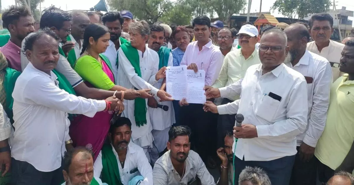 ಸುರಪುರ | ರೈತರ ಸಂಪೂರ್ಣ ಸಾಲಮನ್ನಾ ಮಾಡಿ, ಹೊಸ ಸಾಲ ನೀಡಲು ರೈತ ಸಂಘದಿಂದ ಆಗ್ರಹ ಸುರಪುರ | ರೈತರ ಸಂಪೂರ್ಣ ಸಾಲಮನ್ನಾ ಮಾಡಿ, ಹೊಸ ಸಾಲ ನೀಡಲು ರೈತ ಸಂಘದಿಂದ ಆಗ್ರಹ