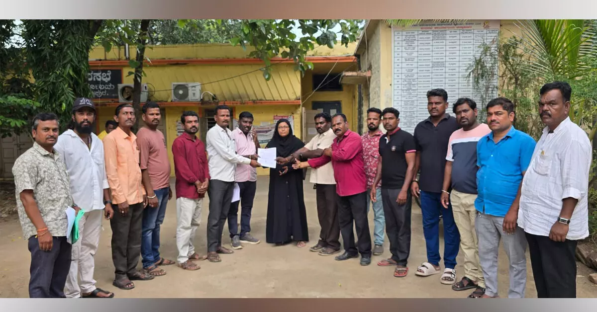 Chitapur | ಕೊಳೆಗೇರಿ ಬಡಾವಣೆಗಳಿಗೆ ಮೂಲಸೌಕರ್ಯ ಕಲ್ಪಿಸಲು ಆಗ್ರಹ Chitapur | ಕೊಳೆಗೇರಿ ಬಡಾವಣೆಗಳಿಗೆ ಮೂಲಸೌಕರ್ಯ ಕಲ್ಪಿಸಲು ಆಗ್ರಹ