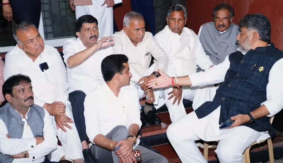 ಫಾರಂ 7 ದುರ್ಬಳಕೆ ಪ್ರಕರಣ : ಚುನಾವಣಾ ಆಯೋಗದ ಕಚೇರಿ ಮೆಟ್ಟಿಲುಗಳ ಮೇಲೆಯೇ ಅಹೋರಾತ್ರಿ ಧರಣಿಗೆ ಕರೆ ಕೊಟ್ಟ ಸಿಎಂ ಫಾರಂ 7 ದುರ್ಬಳಕೆ ಪ್ರಕರಣ : ಚುನಾವಣಾ ಆಯೋಗದ ಕಚೇರಿ ಮೆಟ್ಟಿಲುಗಳ ಮೇಲೆಯೇ ಅಹೋರಾತ್ರಿ ಧರಣಿಗೆ ಕರೆ ಕೊಟ್ಟ ಸಿಎಂ