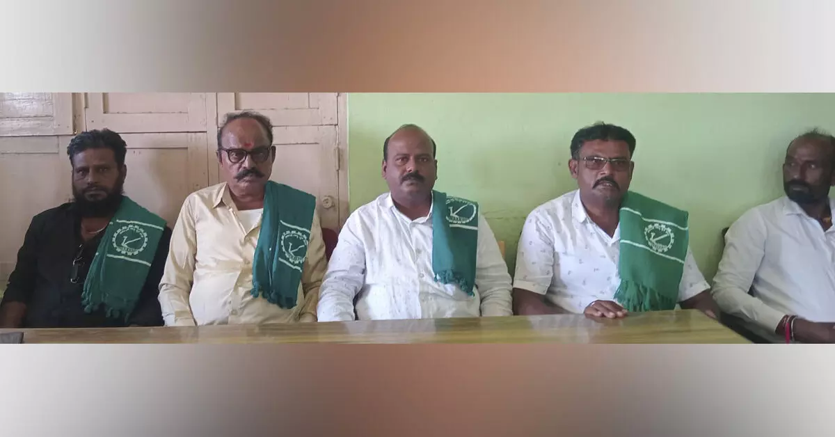 ದೇವದುರ್ಗ | ಕಾಲುವೆಗಳಿಗೆ ಸಮರ್ಪಕ ನೀರು ಹರಿಸದಿದ್ದರೆ ಅ.2ರಂದು ಮುತ್ತಿಗೆ: ಪ್ರಭಾಕರ ಪಾಟೀಲ ದೇವದುರ್ಗ | ಕಾಲುವೆಗಳಿಗೆ ಸಮರ್ಪಕ ನೀರು ಹರಿಸದಿದ್ದರೆ ಅ.2ರಂದು ಮುತ್ತಿಗೆ: ಪ್ರಭಾಕರ ಪಾಟೀಲ