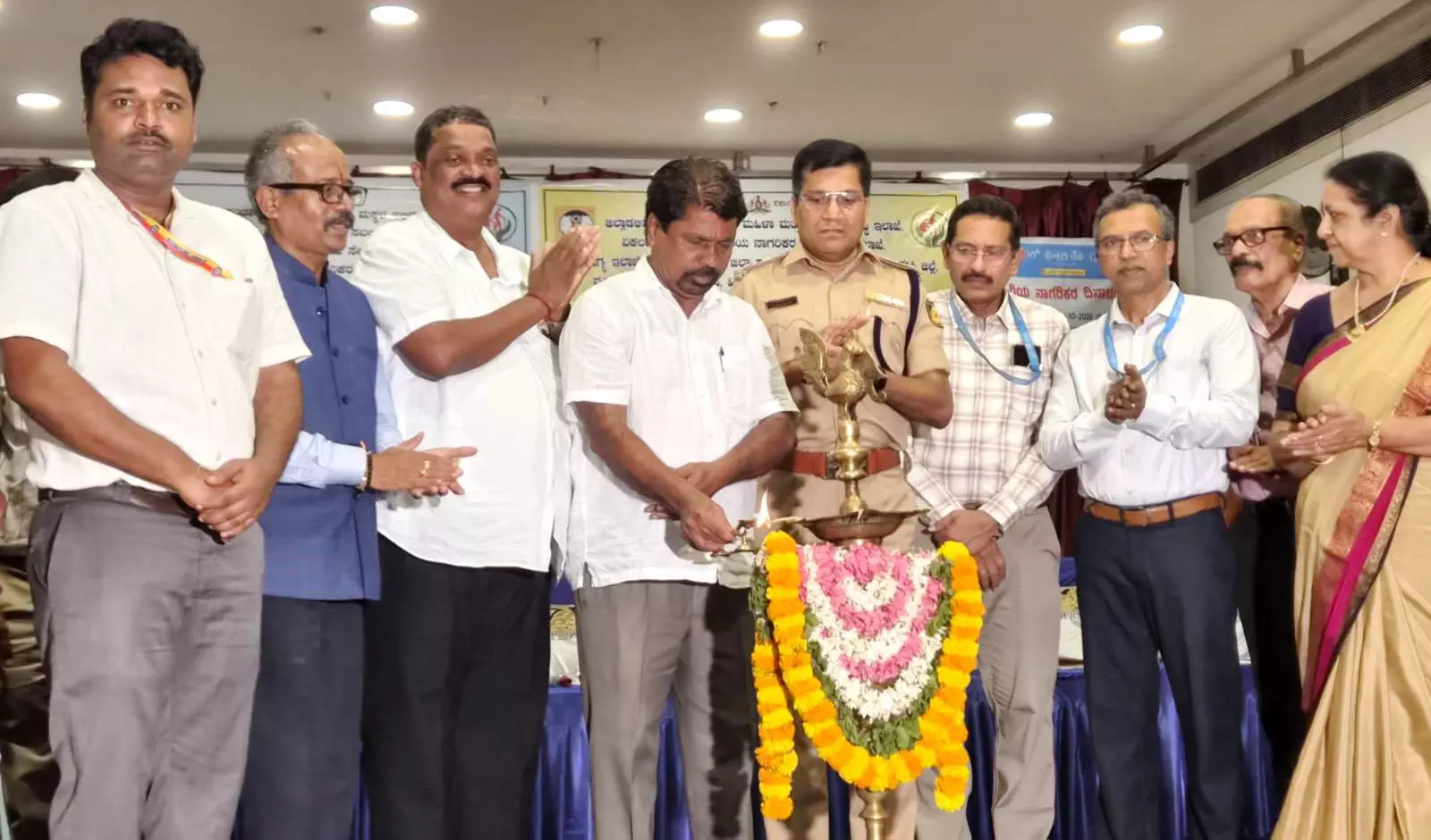 ಹಿರಿಯ ನಾಗರಿಕರನ್ನು ಗೌರವಯುತವಾಗಿ ನಡೆಸಿಕೊಳ್ಳಿ: ಎಂ.ಎ.ಗಫೂರ್ ಹಿರಿಯ ನಾಗರಿಕರನ್ನು ಗೌರವಯುತವಾಗಿ ನಡೆಸಿಕೊಳ್ಳಿ: ಎಂ.ಎ.ಗಫೂರ್