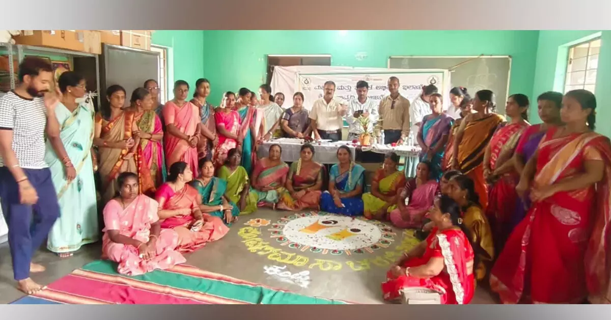 Ballari | ‘ಪೋಷಣ್ ಮಾಸಾಚರಣೆ ಅಭಿಯಾನ’, ಗರ್ಭಿಣಿಯರ ಸೀಮಂತ ಕಾರ್ಯಕ್ರಮ Ballari | ‘ಪೋಷಣ್ ಮಾಸಾಚರಣೆ ಅಭಿಯಾನ’, ಗರ್ಭಿಣಿಯರ ಸೀಮಂತ ಕಾರ್ಯಕ್ರಮ