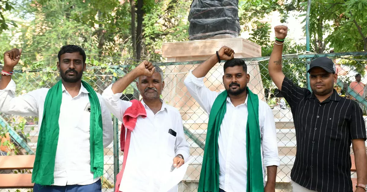 Kalaburagi | ಸಂಚಾರ ದಂಡ ಹೆಚ್ಚಳ ಮರುಪರಿಶೀಲಿಸಲು ರೈತ ಸಂಘಗಳ ಆಗ್ರಹ Kalaburagi | ಸಂಚಾರ ದಂಡ ಹೆಚ್ಚಳ ಮರುಪರಿಶೀಲಿಸಲು ರೈತ ಸಂಘಗಳ ಆಗ್ರಹ