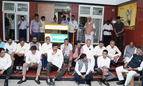 ಸಿಎಂ ನೇತೃತ್ವದ ಧರಣಿಗೆ ಮಣಿದ ಚುನಾವಣಾ ಆಯೋಗ; ಫಾರಂ-7 ದುರ್ಬಳಕೆ ಮಾಡಿದವರ ವಿರುದ್ಧ ತನಿಖೆ, ಕ್ರಮಕ್ಕೆ ಸೂಚನೆ