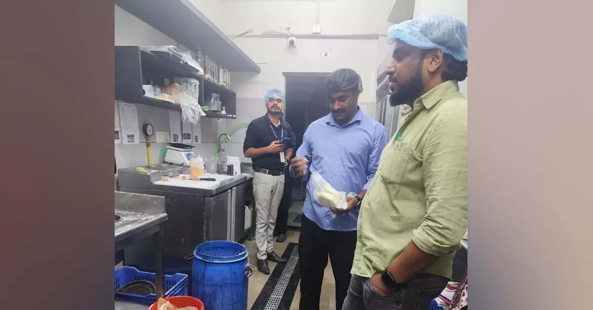 ಕಾಸರಗೋಡಿನಲ್ಲಿ ‘ಆಪರೇಷನ್ ತಿಳಿಮಾ’: 188 ಲೀಟರ್ ಬಳಸಿದ ಅಡುಗೆ ಎಣ್ಣೆ ವಶ, 21 ಹೋಟೆಲ್ಗಳಿಗೆ ನೋಟಿಸ್ ಕಾಸರಗೋಡಿನಲ್ಲಿ ‘ಆಪರೇಷನ್ ತಿಳಿಮಾ’: 188 ಲೀಟರ್ ಬಳಸಿದ ಅಡುಗೆ ಎಣ್ಣೆ ವಶ, 21 ಹೋಟೆಲ್ಗಳಿಗೆ ನೋಟಿಸ್