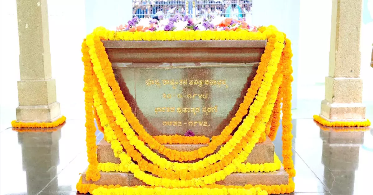 ಕೂಡ್ಲಿಗಿಯ ಮಣ್ಣಿನಲ್ಲಿ ಬಾಪೂಜಿಯ ಚಿತಾಭಸ್ಮ ಕೂಡ್ಲಿಗಿಯ ಮಣ್ಣಿನಲ್ಲಿ ಬಾಪೂಜಿಯ ಚಿತಾಭಸ್ಮ