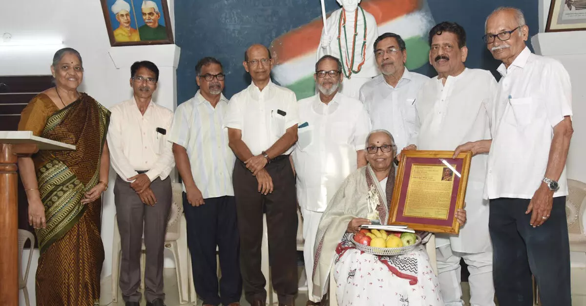 ಗಾಂಧೀಜಿ ಆದರ್ಶಗಳನ್ನು ಬದಿಗಿಟ್ಟು ಸಮಗ್ರ ಭಾರತದ ಬಗ್ಗೆ ಯೋಚಿಸಲು ಸಾಧ್ಯವಿಲ್ಲ: ಡಾ.ಕೆ.ಚಿನ್ನಪ್ಪ ಗೌಡ ಗಾಂಧೀಜಿ ಆದರ್ಶಗಳನ್ನು ಬದಿಗಿಟ್ಟು ಸಮಗ್ರ ಭಾರತದ ಬಗ್ಗೆ ಯೋಚಿಸಲು ಸಾಧ್ಯವಿಲ್ಲ: ಡಾ.ಕೆ.ಚಿನ್ನಪ್ಪ ಗೌಡ