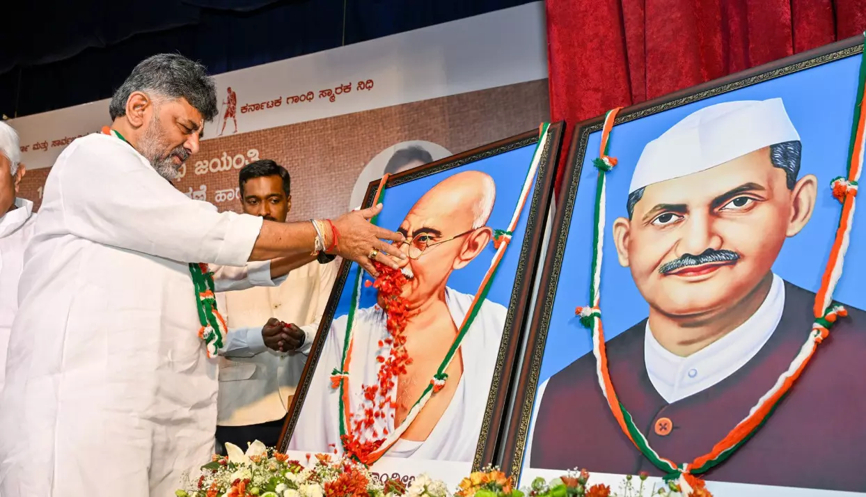 ಉದ್ಯೋಗ ಖಾತ್ರಿ ಯೋಜನೆ | ಅರ್ಥವೇ ಇಲ್ಲದೆ ಕೇಂದ್ರದ ಮೋದಿ ಸರಕಾರ ‘ಗಾಂಧಿ ಹೆಸರು’ ಕೈಬಿಟ್ಟಿದೆ : ಸಿಎಂ ಡಿ.ಕೆ.ಶಿವಕುಮಾರ್ ಉದ್ಯೋಗ ಖಾತ್ರಿ ಯೋಜನೆ | ಅರ್ಥವೇ ಇಲ್ಲದೆ ಕೇಂದ್ರದ ಮೋದಿ ಸರಕಾರ ‘ಗಾಂಧಿ ಹೆಸರು’ ಕೈಬಿಟ್ಟಿದೆ : ಸಿಎಂ ಡಿ.ಕೆ.ಶಿವಕುಮಾರ್