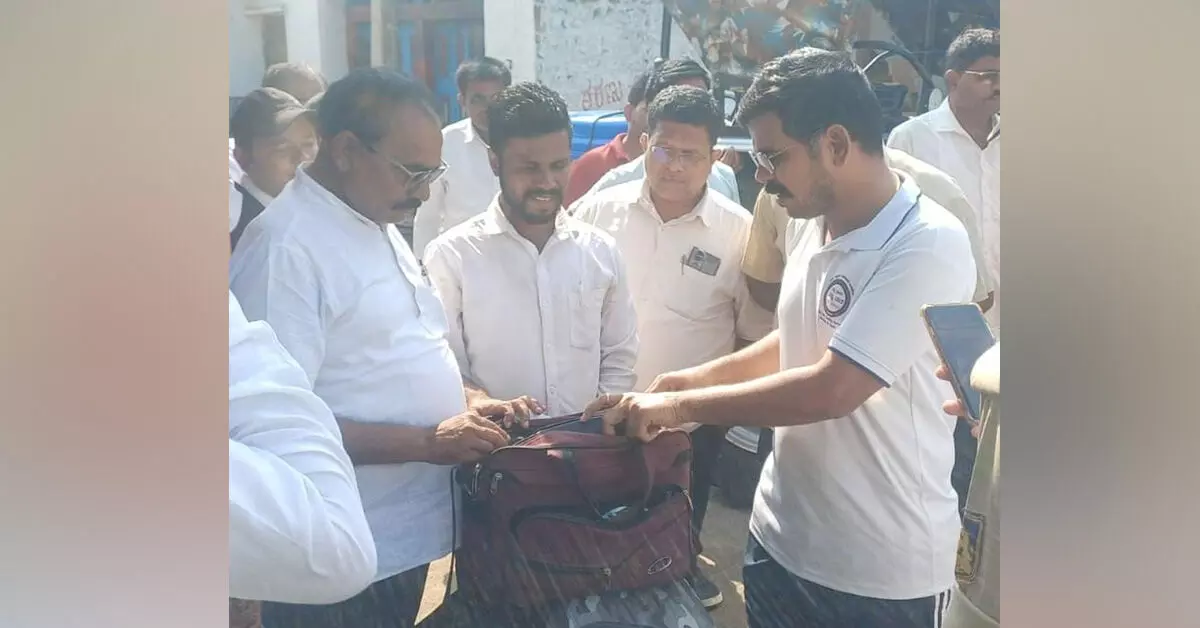 Bidar | ಜಿಪಂ ಸಿಇಒ ಕೈಯಲ್ಲಿ ರೆಡ್ಹ್ಯಾಂಡ್ ಆಗಿ ಸಿಕ್ಕಿಬಿದ್ದ ನಕಲಿ ವೈದ್ಯ Bidar | ಜಿಪಂ ಸಿಇಒ ಕೈಯಲ್ಲಿ ರೆಡ್ಹ್ಯಾಂಡ್ ಆಗಿ ಸಿಕ್ಕಿಬಿದ್ದ ನಕಲಿ ವೈದ್ಯ