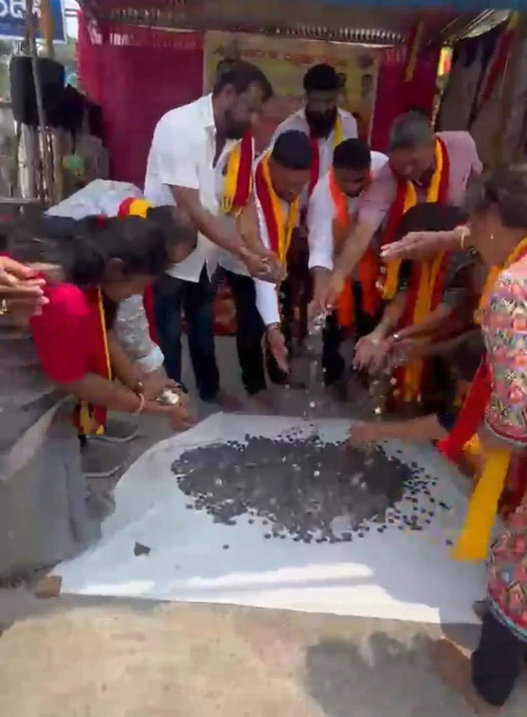 ಉಡುಪಿ ಜಿಲ್ಲಾಸ್ಪತ್ರೆ ಆರಂಭಕ್ಕೆ ಮುಂದುವರೆದ ಧರಣಿ; ಸರಕಾರಕ್ಕೆ ದೇಣಿಗೆ ಸಂಗ್ರಹಿಸುವ ಮೂಲಕ ವಿನೂತನ ಪ್ರತಿಭಟನೆ ಉಡುಪಿ ಜಿಲ್ಲಾಸ್ಪತ್ರೆ ಆರಂಭಕ್ಕೆ ಮುಂದುವರೆದ ಧರಣಿ; ಸರಕಾರಕ್ಕೆ ದೇಣಿಗೆ ಸಂಗ್ರಹಿಸುವ ಮೂಲಕ ವಿನೂತನ ಪ್ರತಿಭಟನೆ