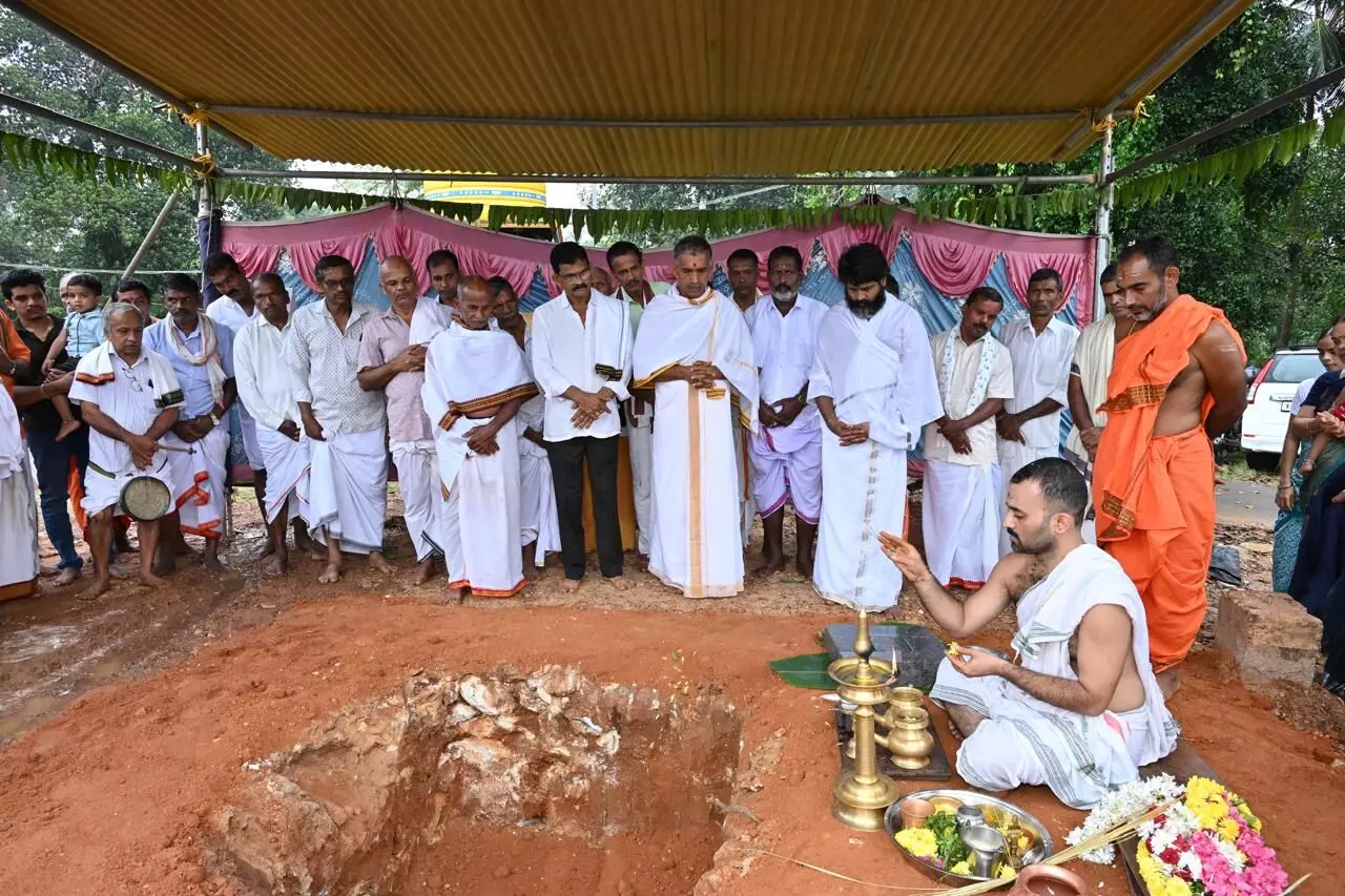ಹಿರೇಬೆಟ್ಟು ದೇವಸ್ಥಾನದ ಸುತ್ತುಪೌಳಿ ಕಾಮಗಾರಿಗೆ ಶಿಲಾಮುಹೂರ್ತ ಹಿರೇಬೆಟ್ಟು ದೇವಸ್ಥಾನದ ಸುತ್ತುಪೌಳಿ ಕಾಮಗಾರಿಗೆ ಶಿಲಾಮುಹೂರ್ತ