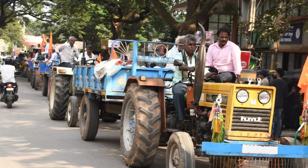 Dharwad | ವಿವಿಧ ಬೇಡಿಕೆಗಳನ್ನು ಈಡೇರಿಸುವಂತೆ ಆಗ್ರಹಿಸಿ ರೈತರ ಟ್ರ್ಯಾಕ್ಟರ್ ರ್ಯಾಲಿ Dharwad | ವಿವಿಧ ಬೇಡಿಕೆಗಳನ್ನು ಈಡೇರಿಸುವಂತೆ ಆಗ್ರಹಿಸಿ ರೈತರ ಟ್ರ್ಯಾಕ್ಟರ್ ರ್ಯಾಲಿ