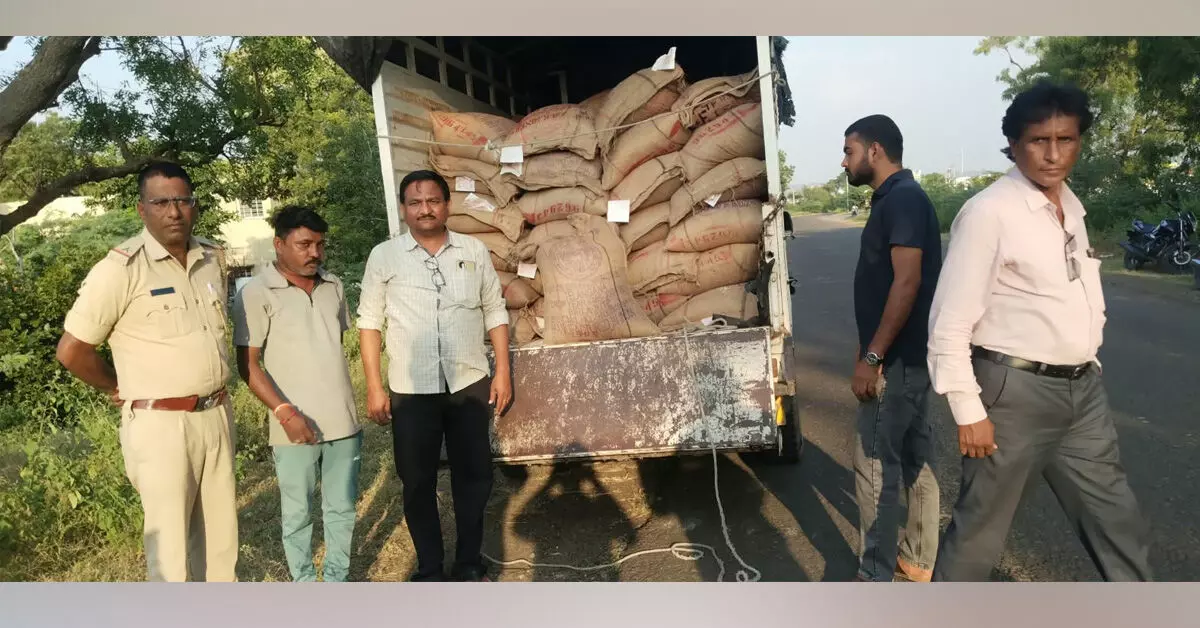 Yadgiri | ಕಳ್ಳಸಂತೆಗೆ ಸಾಗಿಸುತ್ತಿದ್ದ 37.50 ಕ್ವಿಂಟಲ್ ಅಕ್ಕಿ ಜಪ್ತಿ : ಪ್ರಕರಣ ದಾಖಲು Yadgiri | ಕಳ್ಳಸಂತೆಗೆ ಸಾಗಿಸುತ್ತಿದ್ದ 37.50 ಕ್ವಿಂಟಲ್ ಅಕ್ಕಿ ಜಪ್ತಿ : ಪ್ರಕರಣ ದಾಖಲು