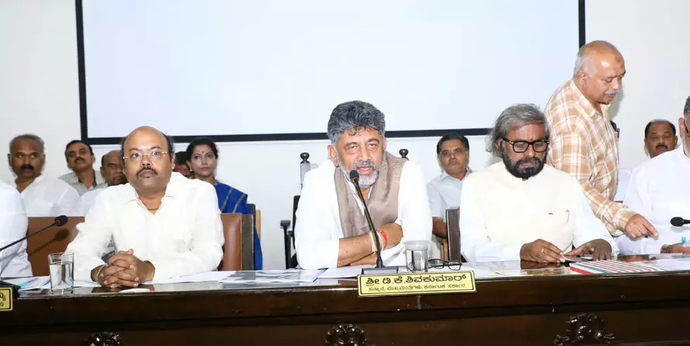 ಖಾಸಗಿ ಫ್ಲೆಕ್ಸ್ ಗಳಿಗೆ ಅವಕಾಶವಿಲ್ಲ, ದಸರಾ ಹಬ್ಬ ಮಾತ್ರ ವಿಜೃಂಭಿಸಬೇಕು : ಸಿಎಂ ಡಿ.ಕೆ.ಶಿವಕುಮಾರ್ ಖಾಸಗಿ ಫ್ಲೆಕ್ಸ್ ಗಳಿಗೆ ಅವಕಾಶವಿಲ್ಲ, ದಸರಾ ಹಬ್ಬ ಮಾತ್ರ ವಿಜೃಂಭಿಸಬೇಕು : ಸಿಎಂ ಡಿ.ಕೆ.ಶಿವಕುಮಾರ್