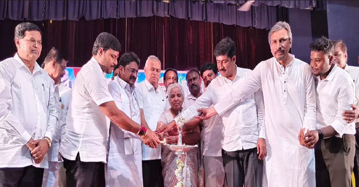 ಕೋಲಾರ ನಗರ ನಿರ್ಮಾತೃ ಟಿ.ಚನ್ನಯ್ಯ ದೂರದೃಷ್ಟಿ, ಸಾಧನೆ ದೇಶಕ್ಕೆ ತಿಳಿಯಲಿ : ಕೊತ್ತೂರು ಮಂಜುನಾಥ್ ಕೋಲಾರ ನಗರ ನಿರ್ಮಾತೃ ಟಿ.ಚನ್ನಯ್ಯ ದೂರದೃಷ್ಟಿ, ಸಾಧನೆ ದೇಶಕ್ಕೆ ತಿಳಿಯಲಿ : ಕೊತ್ತೂರು ಮಂಜುನಾಥ್