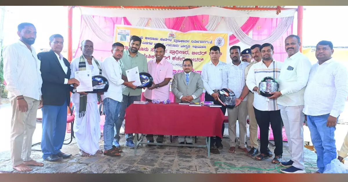 Bidar | ಸುರಕ್ಷತೆಗಾಗಿ ದ್ವಿಚಕ್ರ ವಾಹನ ಸವಾರರು ಹೆಲ್ಮೆಟ್ ಧರಿಸಿ: ರಾಘವೇಂದ್ರ ಉಪಾಧ್ಯೆ Bidar | ಸುರಕ್ಷತೆಗಾಗಿ ದ್ವಿಚಕ್ರ ವಾಹನ ಸವಾರರು ಹೆಲ್ಮೆಟ್ ಧರಿಸಿ: ರಾಘವೇಂದ್ರ ಉಪಾಧ್ಯೆ