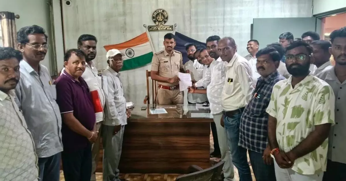 ಜೇವರ್ಗಿಯ ಎರಡು ಬಡಾವಣೆಗಳಲ್ಲಿ ಕಳ್ಳರ ಹಾವಳಿ: ಪೊಲೀಸ್ ಭದ್ರತೆಗೆ ಆಗ್ರಹ ಜೇವರ್ಗಿಯ ಎರಡು ಬಡಾವಣೆಗಳಲ್ಲಿ ಕಳ್ಳರ ಹಾವಳಿ: ಪೊಲೀಸ್ ಭದ್ರತೆಗೆ ಆಗ್ರಹ