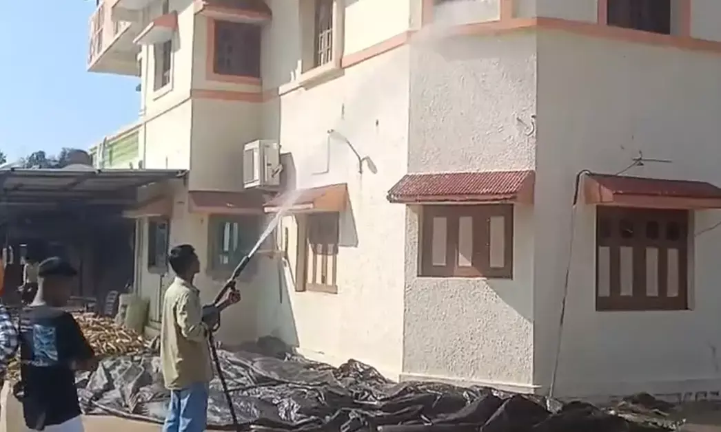 Gujarat | ಬೆಂಕಿ ನಂದಿಸಬೇಕಿದ್ದ ವಾಹನದಿಂದ ಮಾಜಿ ಸಚಿವನ ಬಂಗಲೆ ಸ್ವಚ್ಛ!