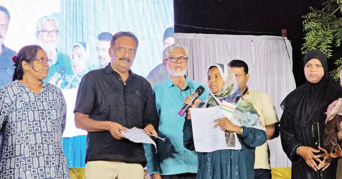 ಜೀವಂತ ವೋಟರ್ಗಳನ್ನು ‘ಮೃತ’ ಎಂದ ಶಾಸಕ ಜೀವಂತ ವೋಟರ್ಗಳನ್ನು ‘ಮೃತ’ ಎಂದ ಶಾಸಕ