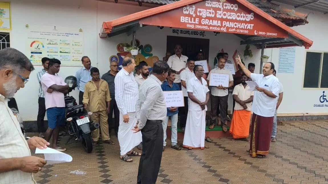 ಮೂಡುಬೆಳ್ಳೆ: ನೀರಿನ ಟ್ಯಾಂಕ್ ನಿರ್ಮಾಣಕ್ಕೆ ಅರಣ್ಯ ಇಲಾಖೆ ತಡೆ ವಿರೋಧಿಸಿ ಪ್ರತಿಭಟನೆ ಮೂಡುಬೆಳ್ಳೆ: ನೀರಿನ ಟ್ಯಾಂಕ್ ನಿರ್ಮಾಣಕ್ಕೆ ಅರಣ್ಯ ಇಲಾಖೆ ತಡೆ ವಿರೋಧಿಸಿ ಪ್ರತಿಭಟನೆ