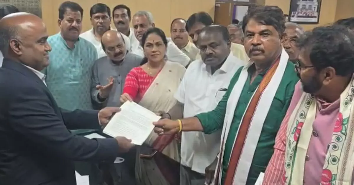 ‘SIR’ ಸಿಎಂ ಪ್ರತಿಭಟನೆ ವಿರುದ್ಧ ಎನ್ಡಿಎ ಆಕ್ರೋಶ, ಚುನಾವಣಾ ಆಯೋಗಕ್ಕೆ ದೂರು ‘SIR’ ಸಿಎಂ ಪ್ರತಿಭಟನೆ ವಿರುದ್ಧ ಎನ್ಡಿಎ ಆಕ್ರೋಶ, ಚುನಾವಣಾ ಆಯೋಗಕ್ಕೆ ದೂರು
