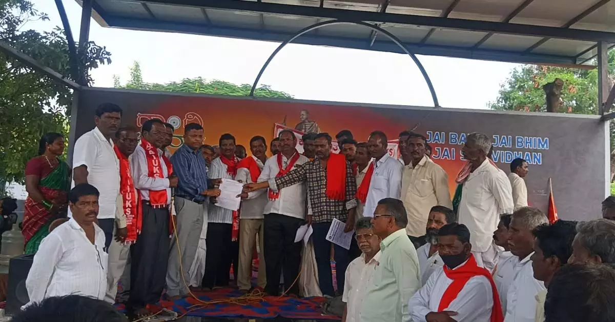 ರಾಯಚೂರು : ಬರ ಪರಿಸ್ಥಿತಿಯನ್ನು ಎದುರಿಸಲು ರೈತರಿಗೆ ಸರ್ಕಾರ ನೆರವು ನೀಡಬೇಕೆಂದು ಆಗ್ರಹಿಸಿ ಧರಣಿ ರಾಯಚೂರು : ಬರ ಪರಿಸ್ಥಿತಿಯನ್ನು ಎದುರಿಸಲು ರೈತರಿಗೆ ಸರ್ಕಾರ ನೆರವು ನೀಡಬೇಕೆಂದು ಆಗ್ರಹಿಸಿ ಧರಣಿ