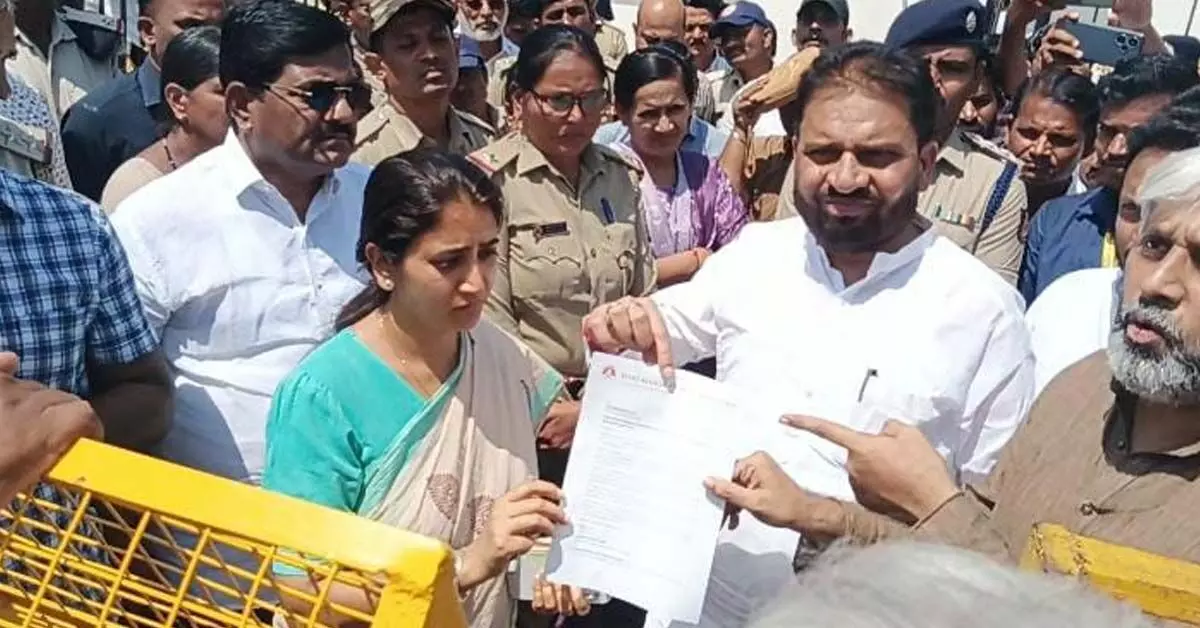ಬೀದರ್: ಮಾಲಿನ್ಯ ಉಂಟು ಮಾಡುತ್ತಿರುವ ಕಾರ್ಖಾನೆಗಳನ್ನು ಬಂದ್ ಮಾಡಲು ಆಗ್ರಹಿಸಿ ಪ್ರತಿಭಟನೆ ಬೀದರ್: ಮಾಲಿನ್ಯ ಉಂಟು ಮಾಡುತ್ತಿರುವ ಕಾರ್ಖಾನೆಗಳನ್ನು ಬಂದ್ ಮಾಡಲು ಆಗ್ರಹಿಸಿ ಪ್ರತಿಭಟನೆ