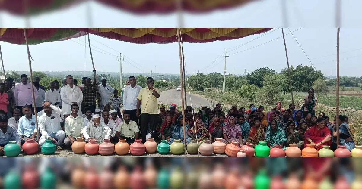 ಆಳಂದ: ನೀರು ಪೂರೈಕೆ ಮಾಡುವಂತೆ ಆಗ್ರಹಿಸಿ ಯಳಸಂಗಿಯಲ್ಲಿ ರಸ್ತೆ ಚಳವಳಿ ಆಳಂದ: ನೀರು ಪೂರೈಕೆ ಮಾಡುವಂತೆ ಆಗ್ರಹಿಸಿ ಯಳಸಂಗಿಯಲ್ಲಿ ರಸ್ತೆ ಚಳವಳಿ