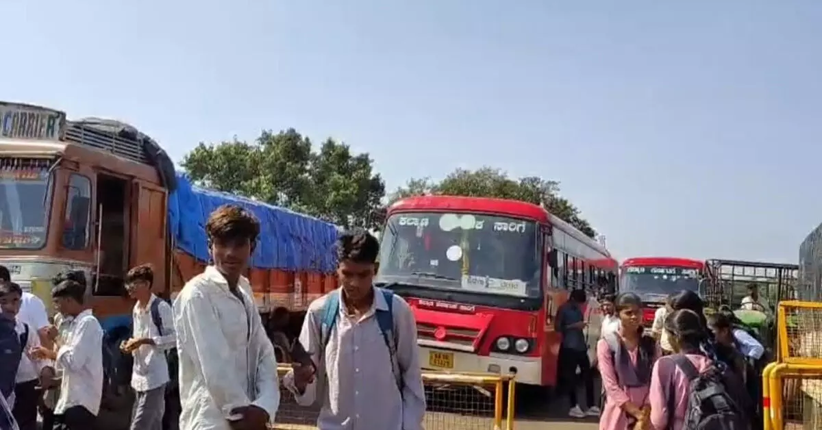 Bidar | ಹಾಲಹಳ್ಳಿ (ಕೆ) ಗ್ರಾಮದಲ್ಲಿ ಬಸ್ ನಿಲ್ಲಿಸಲು ಆಗ್ರಹಿಸಿ ವಿದ್ಯಾರ್ಥಿಗಳಿಂದ ರಸ್ತೆ ತಡೆದು ಪ್ರತಿಭಟನೆ Bidar | ಹಾಲಹಳ್ಳಿ (ಕೆ) ಗ್ರಾಮದಲ್ಲಿ ಬಸ್ ನಿಲ್ಲಿಸಲು ಆಗ್ರಹಿಸಿ ವಿದ್ಯಾರ್ಥಿಗಳಿಂದ ರಸ್ತೆ ತಡೆದು ಪ್ರತಿಭಟನೆ