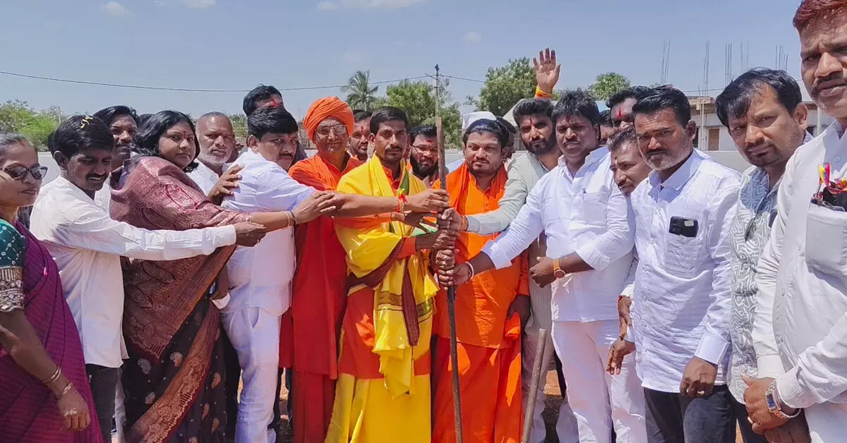 ಹುಮನಾಬಾದ್ | 1 ಕೋಟಿ ರೂ. ವೆಚ್ಚದ ವಾಲ್ಮೀಕಿ ಸಮುದಾಯ ಭವನಕ್ಕೆ ಶಂಕುಸ್ಥಾಪನೆ ಹುಮನಾಬಾದ್ | 1 ಕೋಟಿ ರೂ. ವೆಚ್ಚದ ವಾಲ್ಮೀಕಿ ಸಮುದಾಯ ಭವನಕ್ಕೆ ಶಂಕುಸ್ಥಾಪನೆ