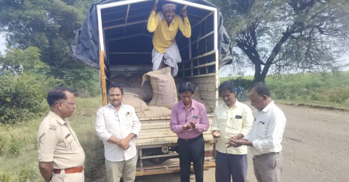 Yadgiri | ಕಾಳಸಂತೆಗೆ ಅಕ್ರಮ ಅಕ್ಕಿ ಸಾಗಾಟ: 26 ಕ್ವಿಂಟಲ್ ಅಕ್ಕಿ, ವಾಹನ ವಶ Yadgiri | ಕಾಳಸಂತೆಗೆ ಅಕ್ರಮ ಅಕ್ಕಿ ಸಾಗಾಟ: 26 ಕ್ವಿಂಟಲ್ ಅಕ್ಕಿ, ವಾಹನ ವಶ