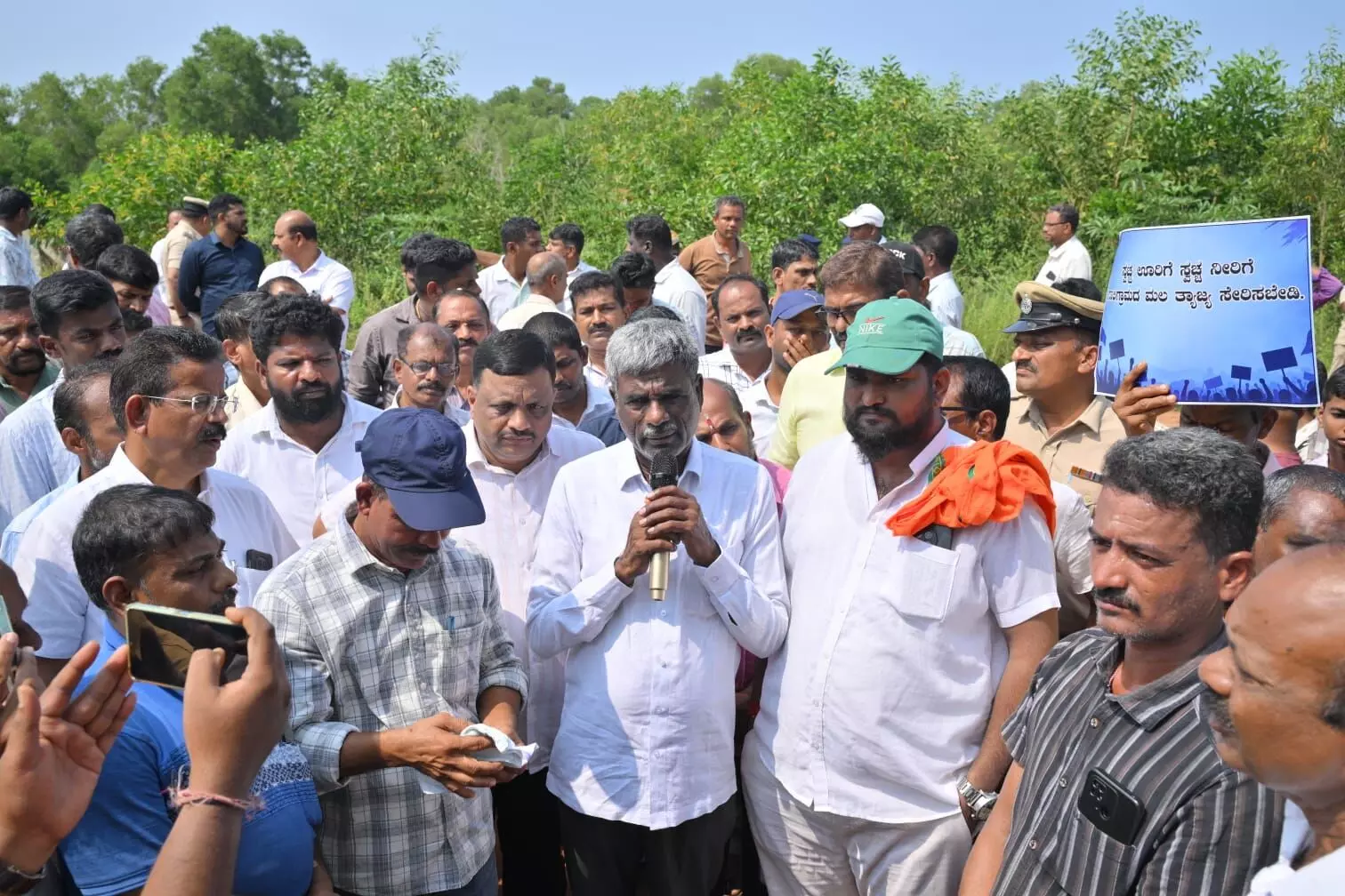 ಉಳ್ತೂರು: ಎಫ್ಎಸ್ಟಿಪಿ ಘಟಕ ನಿರ್ಮಾಣ ವಿರೋಧಿಸಿ ಪ್ರತಿಭಟನೆ ಉಳ್ತೂರು: ಎಫ್ಎಸ್ಟಿಪಿ ಘಟಕ ನಿರ್ಮಾಣ ವಿರೋಧಿಸಿ ಪ್ರತಿಭಟನೆ