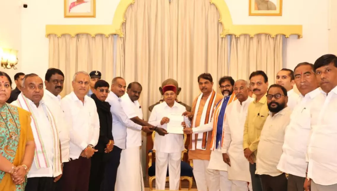 ‘ಎಸ್ಐಆರ್’ | ಸರಕಾರದ ವಿರುದ್ಧ ರಾಜ್ಯಪಾಲರಿಗೆ ಎನ್ಡಿಎ ಮೈತ್ರಿಕೂಟ ಮುಖಂಡರ ದೂರು ‘ಎಸ್ಐಆರ್’ | ಸರಕಾರದ ವಿರುದ್ಧ ರಾಜ್ಯಪಾಲರಿಗೆ ಎನ್ಡಿಎ ಮೈತ್ರಿಕೂಟ ಮುಖಂಡರ ದೂರು