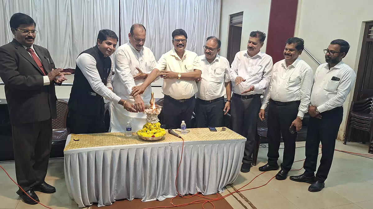 ಕರಾವಳಿಯಲ್ಲಿ ಹೈಕೋರ್ಟ್ ಪೀಠ ಸ್ಥಾಪನೆ ಅತೀ ಅಗತ್ಯ: ಐವನ್ ಡಿಸೋಜ ಕರಾವಳಿಯಲ್ಲಿ ಹೈಕೋರ್ಟ್ ಪೀಠ ಸ್ಥಾಪನೆ ಅತೀ ಅಗತ್ಯ: ಐವನ್ ಡಿಸೋಜ