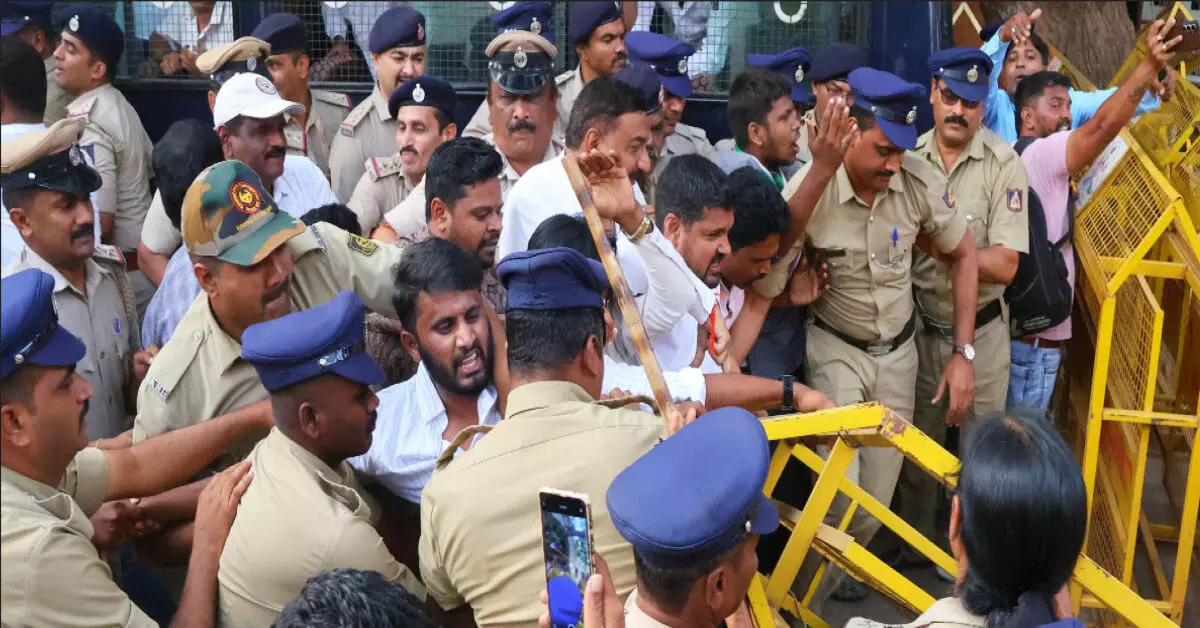 ಜ್ಞಾನೇಶ್ ಕುಮಾರ್ ರಾಜೀನಾಮೆಗೆ ಆಗ್ರಹ; ಹುಬ್ಬಳ್ಳಿಯಲ್ಲಿ ಯುವ ಕಾಂಗ್ರೆಸ್ ಕಾರ್ಯಕರ್ತರ ಧರಣಿ ಜ್ಞಾನೇಶ್ ಕುಮಾರ್ ರಾಜೀನಾಮೆಗೆ ಆಗ್ರಹ; ಹುಬ್ಬಳ್ಳಿಯಲ್ಲಿ ಯುವ ಕಾಂಗ್ರೆಸ್ ಕಾರ್ಯಕರ್ತರ ಧರಣಿ