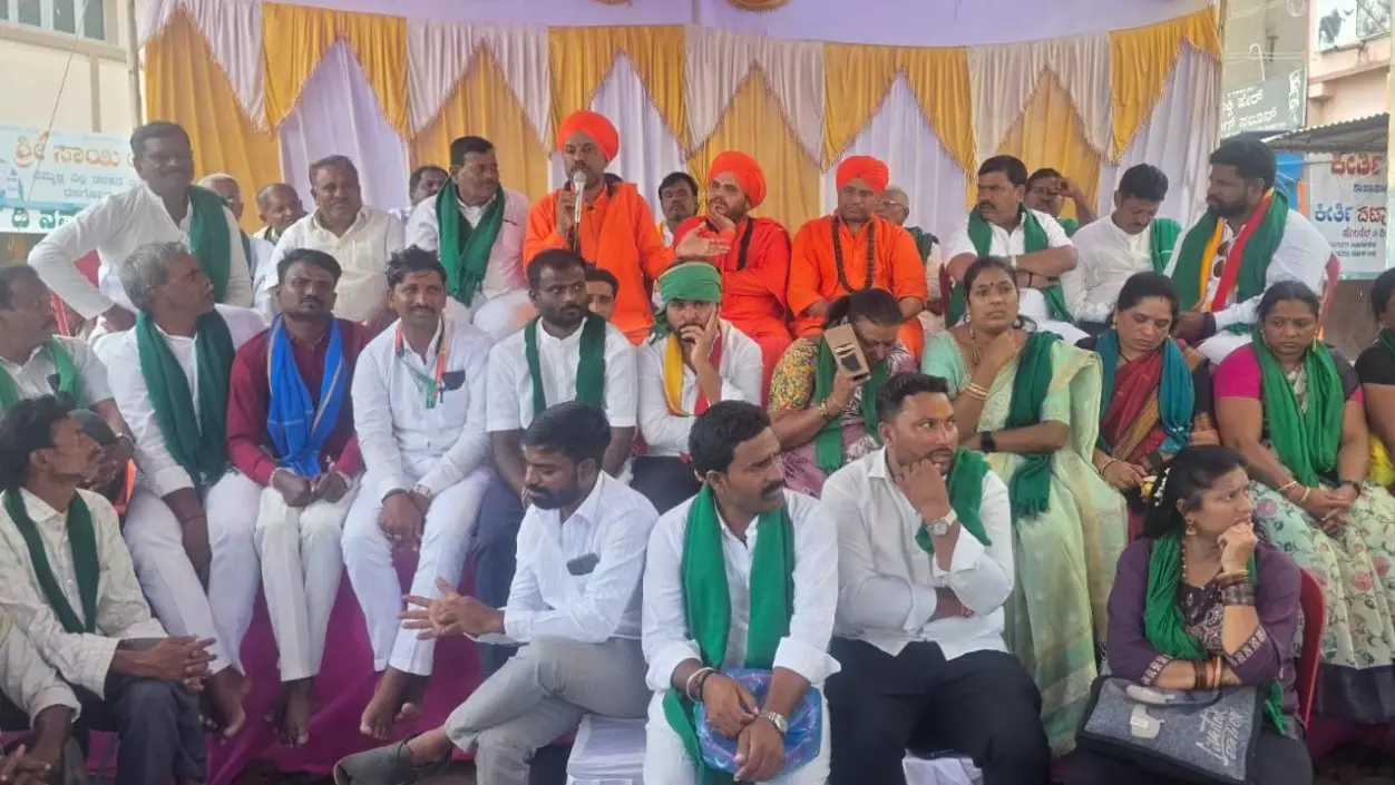 ರೈತರ ವಿವಿಧ ಬೇಡಿಕೆ ಈಡೇರಿಕೆಗೆ ಆಗ್ರಹಿಸಿ ʼನವಲಗುಂದ ಬಂದ್ʼ ರೈತರ ವಿವಿಧ ಬೇಡಿಕೆ ಈಡೇರಿಕೆಗೆ ಆಗ್ರಹಿಸಿ ʼನವಲಗುಂದ ಬಂದ್ʼ