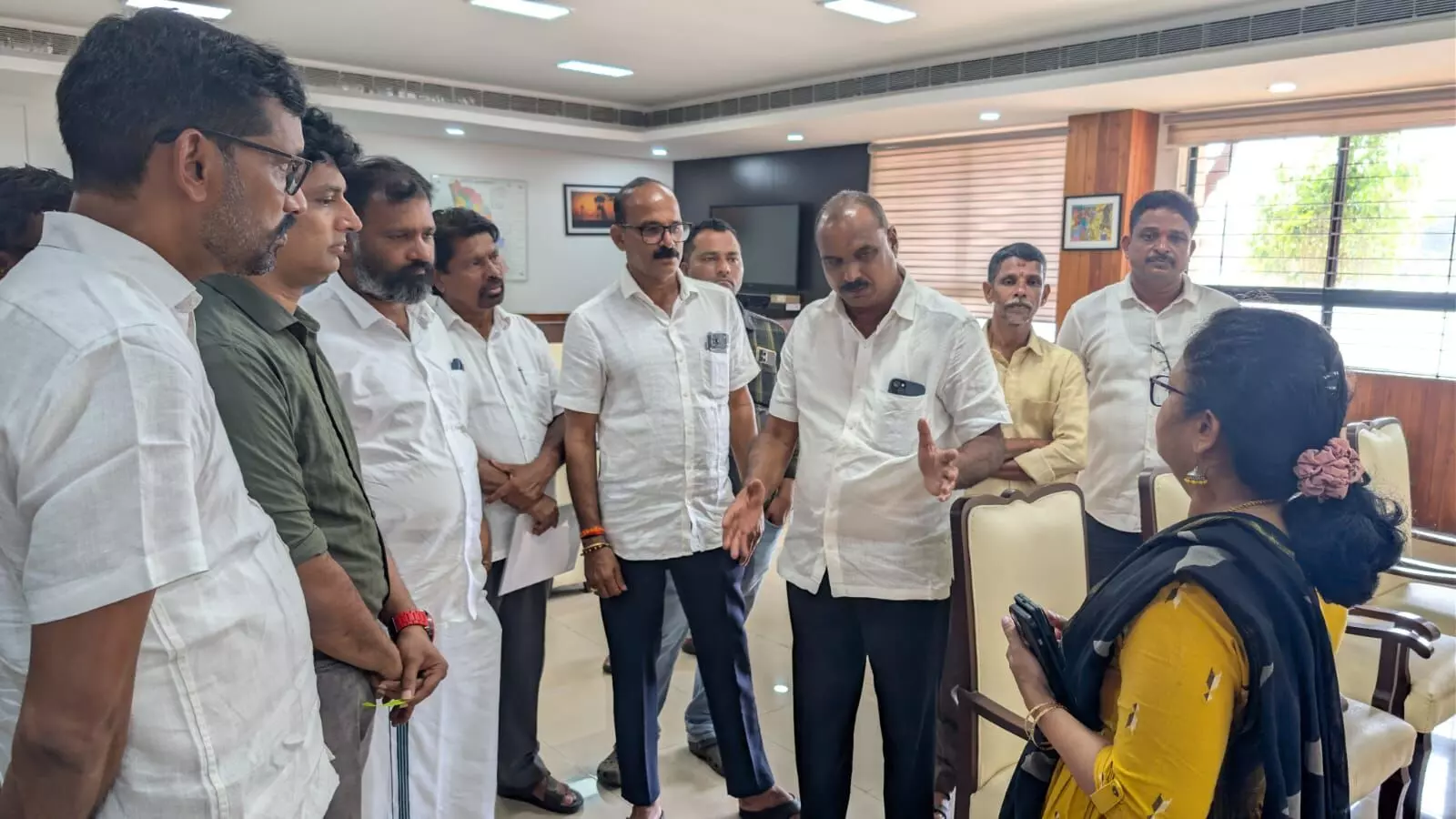 ಕಂಡ್ಲೂರು ಸೇತುವೆ: ಕುಂದಾಪುರ, ಬೈಂದೂರು ಶಾಸಕರಿಂದ ಡಿಸಿ ಭೇಟಿ ಕಂಡ್ಲೂರು ಸೇತುವೆ: ಕುಂದಾಪುರ, ಬೈಂದೂರು ಶಾಸಕರಿಂದ ಡಿಸಿ ಭೇಟಿ