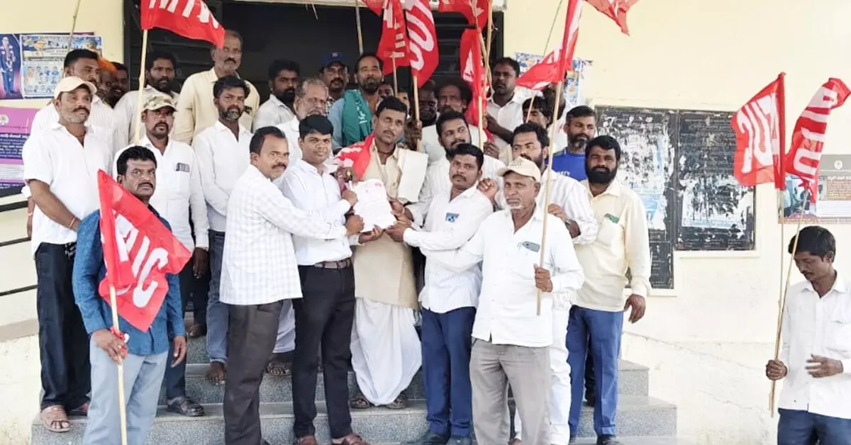 ಸುರಪುರ | ಮರಳು ಸರಬರಾಜಿಗೆ ಆಗ್ರಹಿಸಿ ಕಟ್ಟಡ ಕಾರ್ಮಿಕರಿಂದ ಪ್ರತಿಭಟನೆ ಸುರಪುರ | ಮರಳು ಸರಬರಾಜಿಗೆ ಆಗ್ರಹಿಸಿ ಕಟ್ಟಡ ಕಾರ್ಮಿಕರಿಂದ ಪ್ರತಿಭಟನೆ