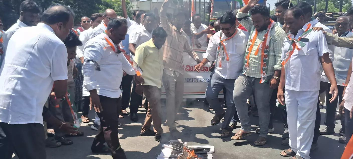 Raichur | ರಾಹುಲ್ ಗಾಂಧಿ ಬಂಧನ ಖಂಡಿಸಿ ಕಾಂಗ್ರೆಸ್ ಪ್ರತಿಭಟನೆ Raichur | ರಾಹುಲ್ ಗಾಂಧಿ ಬಂಧನ ಖಂಡಿಸಿ ಕಾಂಗ್ರೆಸ್ ಪ್ರತಿಭಟನೆ