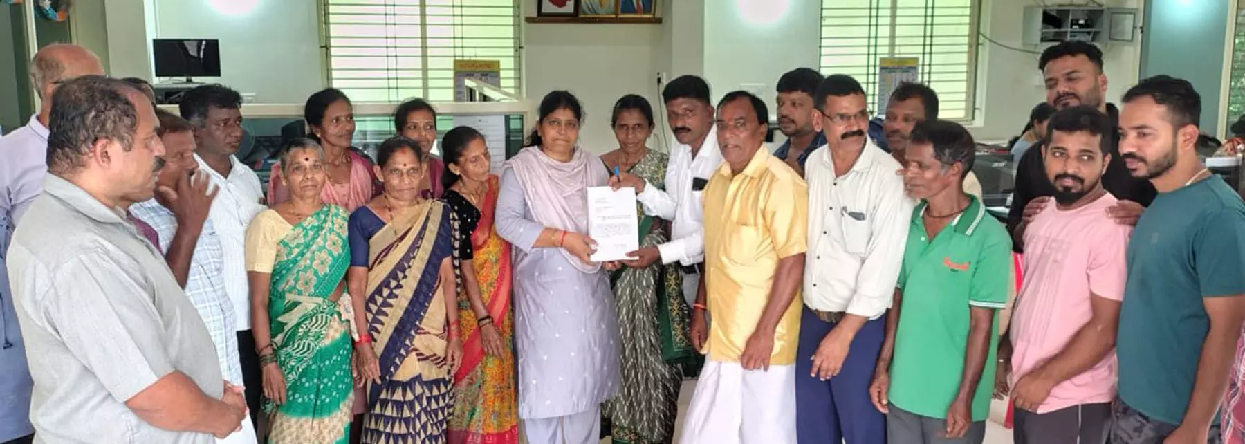 ಕಿಂಡಿ ಅಣೆಕಟ್ಟಿಗೆ ಹಲಗೆ ಅಳವಡಿಕೆಯನ್ನು ಮುಂದೂಡಿ: ಕಟ್ಬೆಲ್ತೂರು ಸುಳ್ಸೆ ಭಾಗದ ರೈತರಿಂದ ಗ್ರಾಪಂಗೆ ಮನವಿ ಕಿಂಡಿ ಅಣೆಕಟ್ಟಿಗೆ ಹಲಗೆ ಅಳವಡಿಕೆಯನ್ನು ಮುಂದೂಡಿ: ಕಟ್ಬೆಲ್ತೂರು ಸುಳ್ಸೆ ಭಾಗದ ರೈತರಿಂದ ಗ್ರಾಪಂಗೆ ಮನವಿ