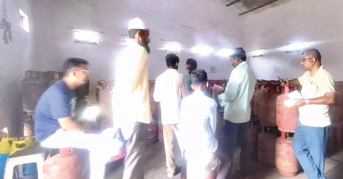 Kuknoor | ಗ್ಯಾಸ್ ದರ ಏರಿಕೆ ನಡುವೆ ಒಟಿಪಿ ಕಿರಿಕಿರಿ Kuknoor | ಗ್ಯಾಸ್ ದರ ಏರಿಕೆ ನಡುವೆ ಒಟಿಪಿ ಕಿರಿಕಿರಿ