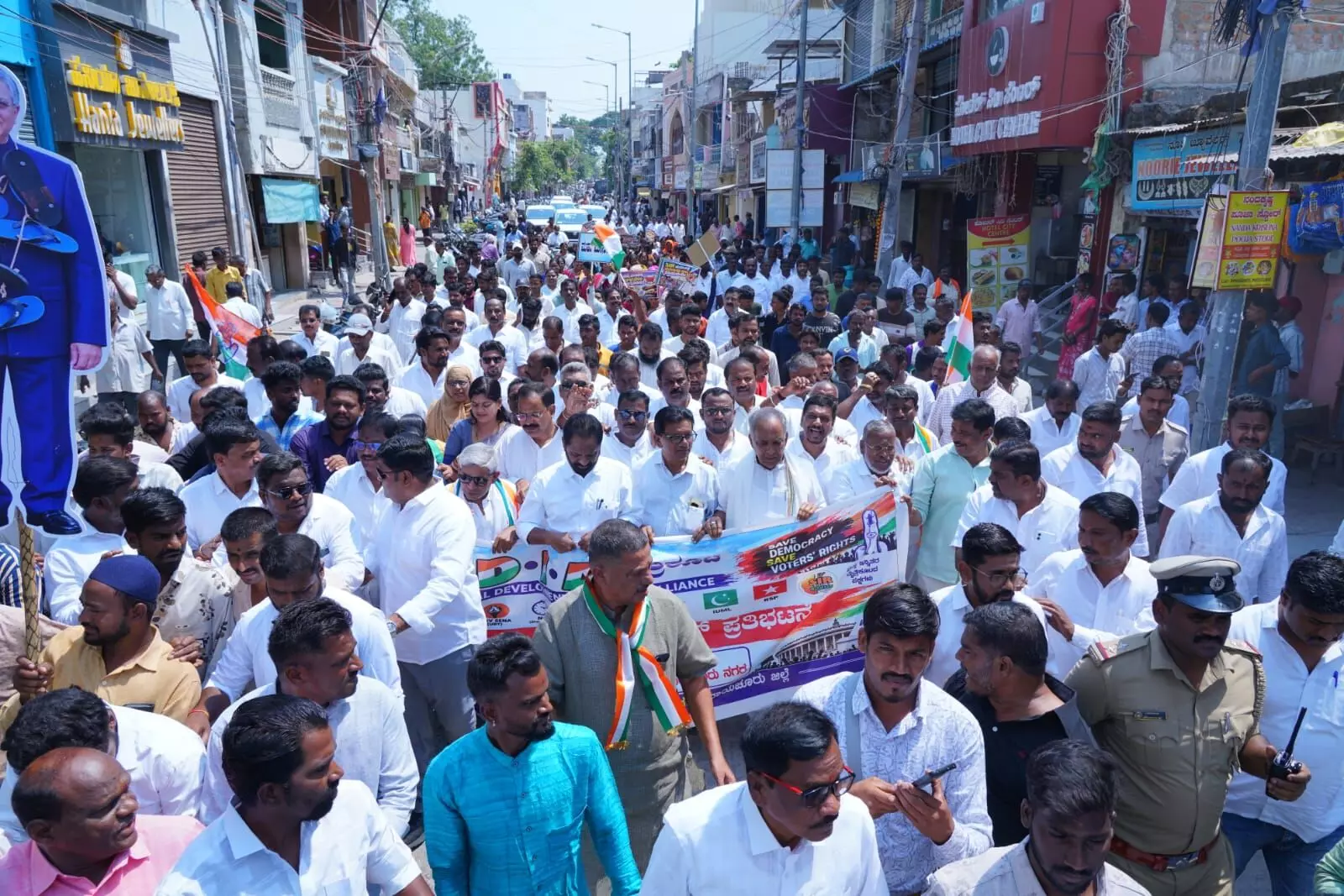 ರಾಯಚೂರು: SIR ರದ್ದುಪಡಿಸಲು ಆಗ್ರಹಿಸಿ ಕಾಂಗ್ರೆಸ್ ಪ್ರತಿಭಟನೆ ರಾಯಚೂರು: SIR ರದ್ದುಪಡಿಸಲು ಆಗ್ರಹಿಸಿ ಕಾಂಗ್ರೆಸ್ ಪ್ರತಿಭಟನೆ
