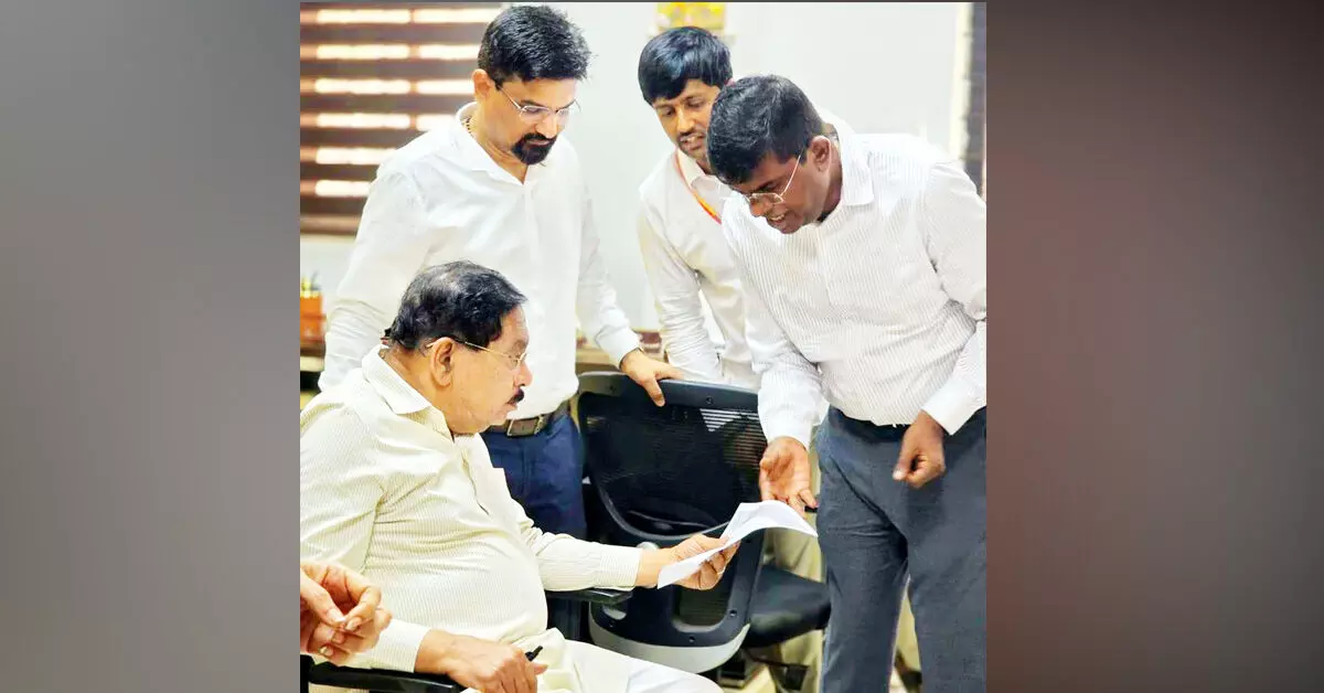 ದೇವನಹಳ್ಳಿ ತಹಶೀಲ್ದಾರ್ ಕಚೇರಿಗೆ ಡಿಸಿಎಂ ದಿಢೀರ್ ಭೇಟಿ; ಅಧಿಕಾರಿ ಅಮಾನತು ದೇವನಹಳ್ಳಿ ತಹಶೀಲ್ದಾರ್ ಕಚೇರಿಗೆ ಡಿಸಿಎಂ ದಿಢೀರ್ ಭೇಟಿ; ಅಧಿಕಾರಿ ಅಮಾನತು
