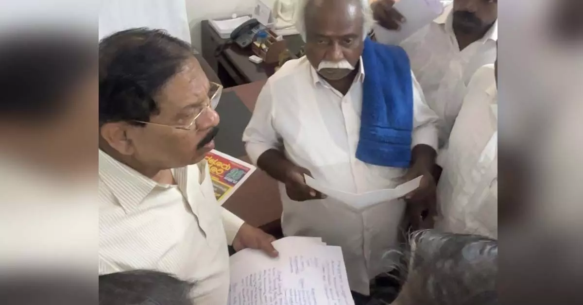 ಸುರಪುರ: ಭೂಮಿ ಮಂಜೂರು ಮಾಡಲು ಡಿಸಿಎಂ ಪರಮೇಶ್ವರ, ಪ್ರಿಯಾಂಕ್ ಖರ್ಗೆಗೆ ಮನವಿ ಸುರಪುರ: ಭೂಮಿ ಮಂಜೂರು ಮಾಡಲು ಡಿಸಿಎಂ ಪರಮೇಶ್ವರ, ಪ್ರಿಯಾಂಕ್ ಖರ್ಗೆಗೆ ಮನವಿ