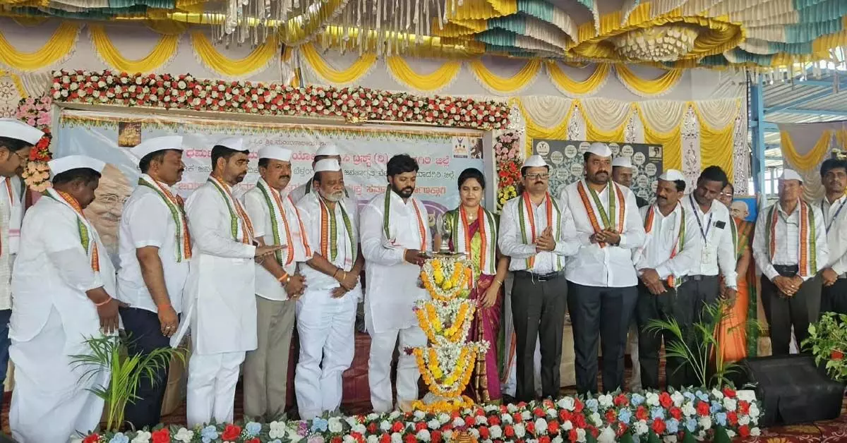 ಸುರಪುರ | ಗಾಂಧಿ ಸ್ಮೃತಿ ಜನಜಾಗೃತಿ ಜಾಥಾ: ನಶೆ ಮುಕ್ತರಿಗೆ ಸನ್ಮಾನ ಸುರಪುರ | ಗಾಂಧಿ ಸ್ಮೃತಿ ಜನಜಾಗೃತಿ ಜಾಥಾ: ನಶೆ ಮುಕ್ತರಿಗೆ ಸನ್ಮಾನ
