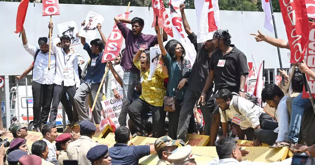 Bengaluru | ಎಸ್ಐಆರ್ ವಿರೋಧಿಸಿ ವಿದ್ಯಾರ್ಥಿ ಸಂಘಟನೆಗಳಿಂದ ಬೃಹತ್ ಪ್ರತಿಭಟನೆ: ನೂರಾರು ವಿದ್ಯಾರ್ಥಿಗಳು ಪೊಲೀಸ್ ವಶಕ್ಕೆ Bengaluru | ಎಸ್ಐಆರ್ ವಿರೋಧಿಸಿ ವಿದ್ಯಾರ್ಥಿ ಸಂಘಟನೆಗಳಿಂದ ಬೃಹತ್ ಪ್ರತಿಭಟನೆ: ನೂರಾರು ವಿದ್ಯಾರ್ಥಿಗಳು ಪೊಲೀಸ್ ವಶಕ್ಕೆ