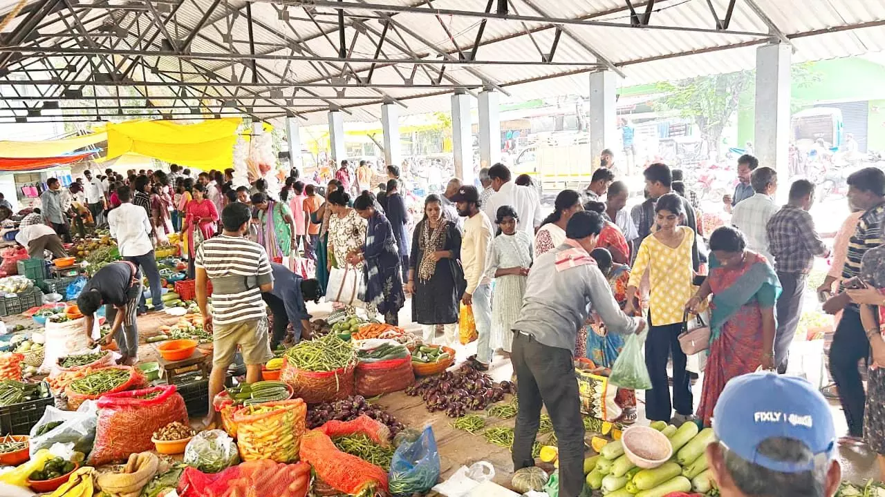 ನವರಾತ್ರಿ ಆರಂಭ, ’ಹೊಸ್ತು’ ಹಬ್ಬ: ಸಂತೆಯಲ್ಲಿ ಖರೀದಿ ಜೋರು ನವರಾತ್ರಿ ಆರಂಭ, ’ಹೊಸ್ತು’ ಹಬ್ಬ: ಸಂತೆಯಲ್ಲಿ ಖರೀದಿ ಜೋರು