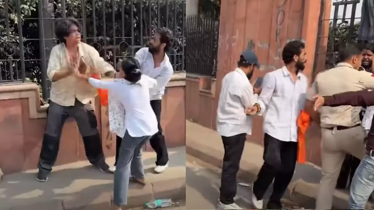 ದಿಲ್ಲಿ ಪ್ರತಿಭಟನೆ: ಯುವತಿಯ ಮೇಲೆ ‘ಹಿಂದೂ ರಕ್ಷಾ ದಳ’ದ ಸದಸ್ಯರಿಂದ ಹಲ್ಲೆ ದಿಲ್ಲಿ ಪ್ರತಿಭಟನೆ: ಯುವತಿಯ ಮೇಲೆ ‘ಹಿಂದೂ ರಕ್ಷಾ ದಳ’ದ ಸದಸ್ಯರಿಂದ ಹಲ್ಲೆ