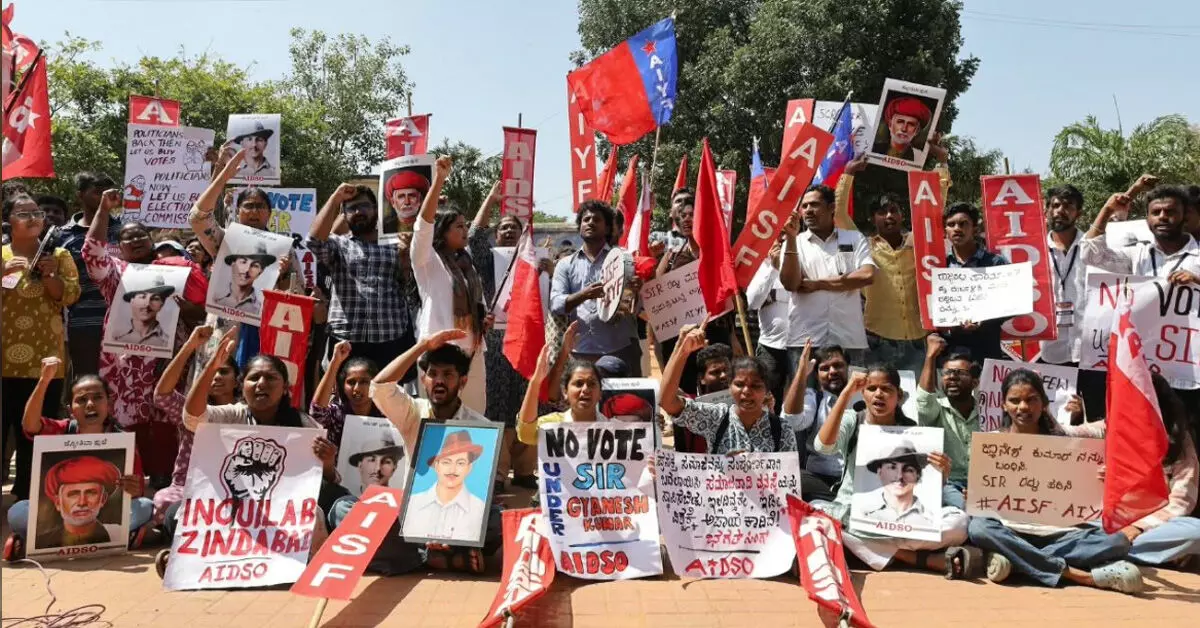 Bengaluru | ಪ್ರತಿಭಟನೆ ಹತ್ತಿಕ್ಕಲು ಪೊಲೀಸ್, ಅರೆಮಿಲಿಟರಿ ಪಡೆ ಬಳಕೆಗೆ ಎಡಪಕ್ಷಗಳ ಖಂಡನೆ Bengaluru | ಪ್ರತಿಭಟನೆ ಹತ್ತಿಕ್ಕಲು ಪೊಲೀಸ್, ಅರೆಮಿಲಿಟರಿ ಪಡೆ ಬಳಕೆಗೆ ಎಡಪಕ್ಷಗಳ ಖಂಡನೆ